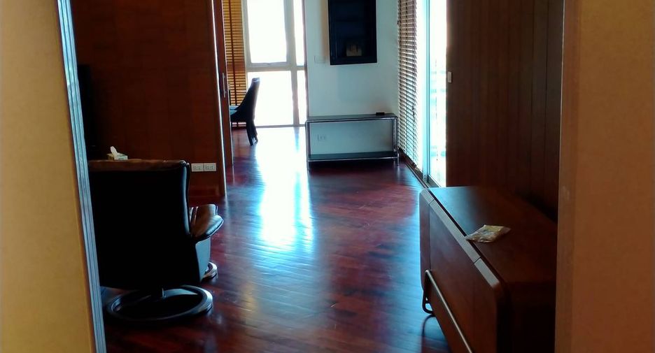 For sale 3 bedrooms condo in Khlong Toei, Bangkok