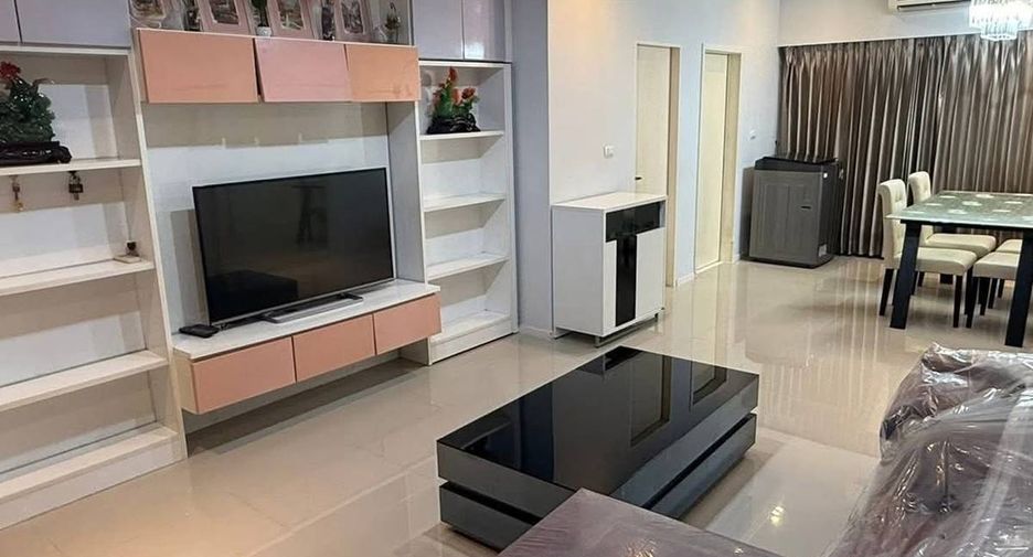For rent 3 bedrooms townhouse in Suan Luang, Bangkok