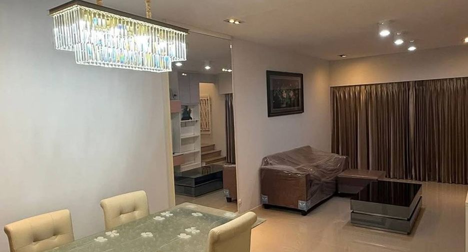 For rent 3 bedrooms townhouse in Suan Luang, Bangkok