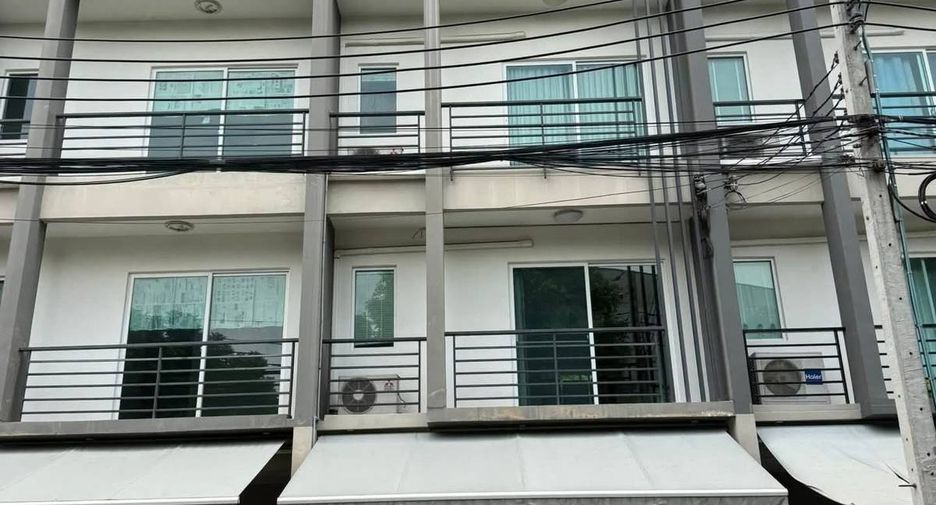 For rent 3 bedrooms townhouse in Suan Luang, Bangkok