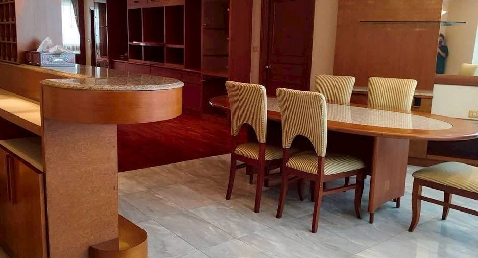 For rent 3 bedrooms condo in Khlong Toei, Bangkok