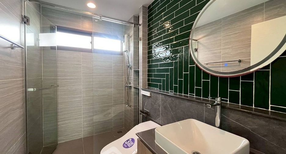 For rent 4 bedrooms house in Bang Kapi, Bangkok