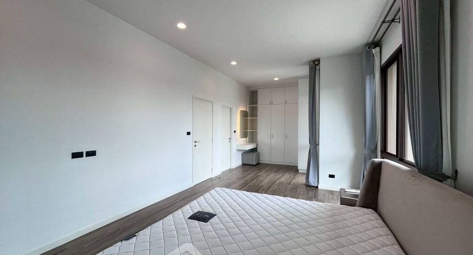 For rent 4 bedrooms house in Bang Kapi, Bangkok