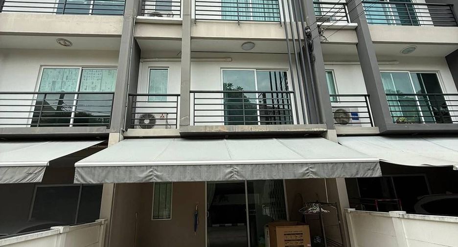 For rent 3 bedrooms townhouse in Suan Luang, Bangkok