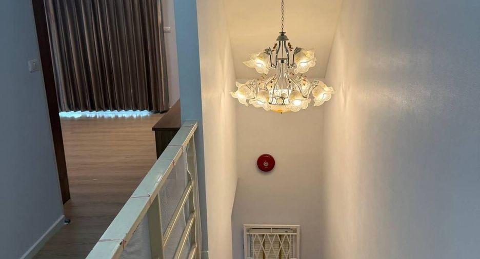 For rent 3 bedrooms townhouse in Suan Luang, Bangkok
