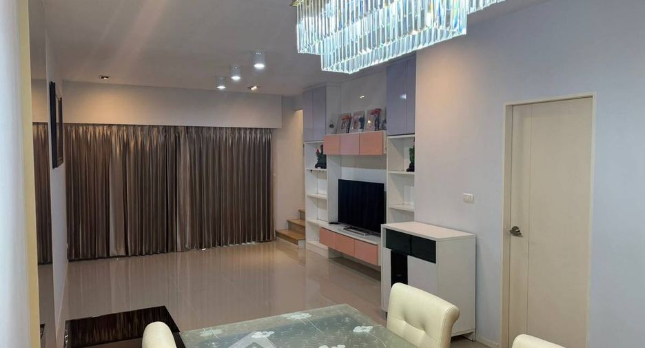 For rent 3 bedrooms townhouse in Suan Luang, Bangkok