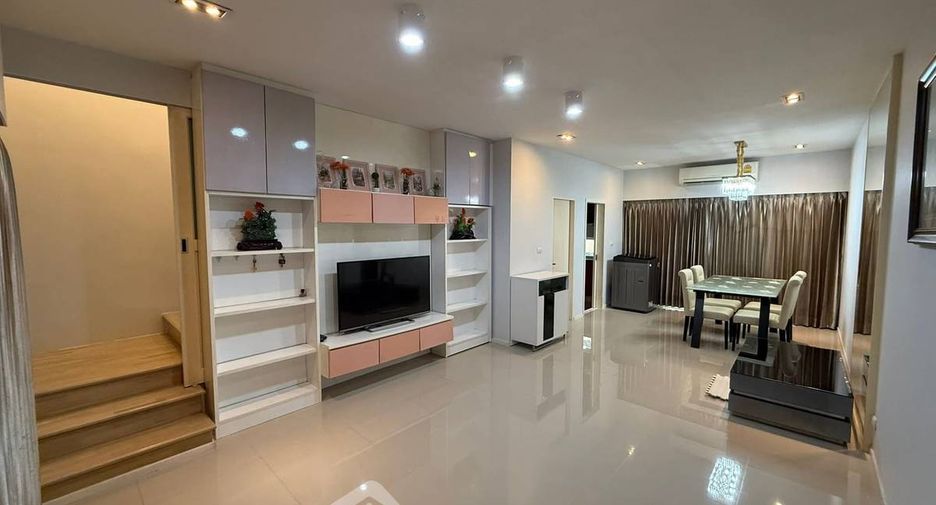 For rent 3 bedrooms townhouse in Suan Luang, Bangkok