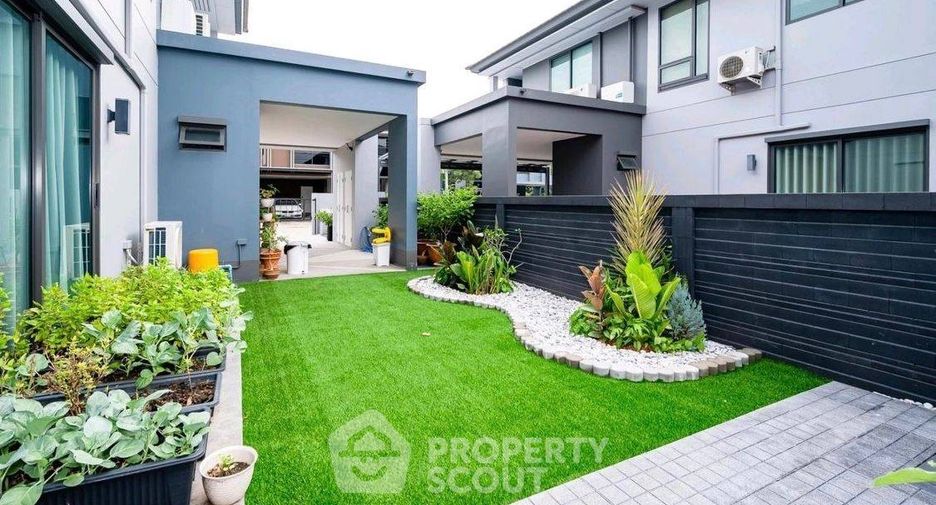 For rent 4 bedrooms house in Bang Kapi, Bangkok