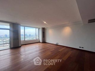 For rent 3 bedrooms condo in Pathum Wan, Bangkok