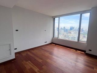 For rent 3 bedrooms condo in Pathum Wan, Bangkok