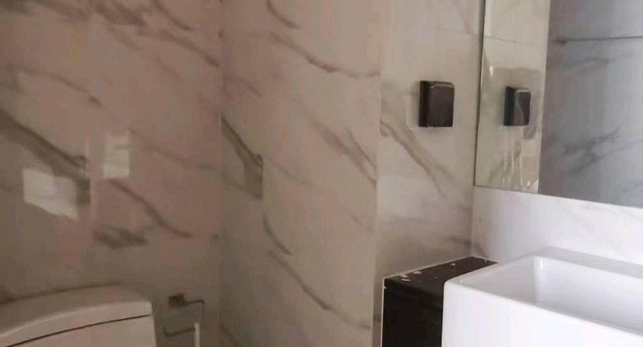 For sale 1 bed condo in Khlong Toei, Bangkok