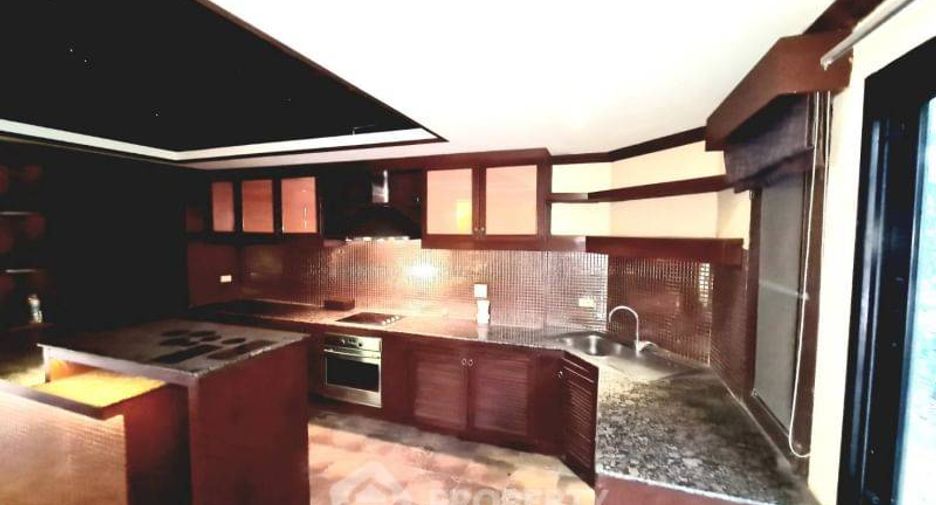 For sale 8 bedrooms townhouse in Pratumnak, Pattaya