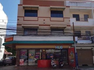 À vendre 4 chambres maison de ville à Bang Lamung, Chonburi