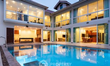 À vendre 10 chambres villa à Pratumnak, Pattaya