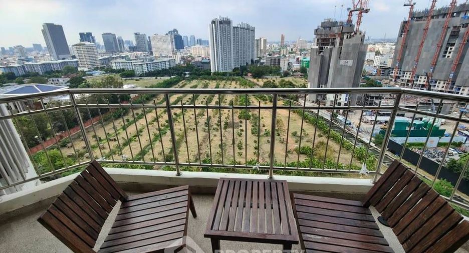 For sale 3 bedrooms condo in Huai Khwang, Bangkok