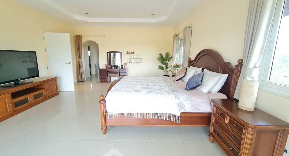 For sale 4 bedrooms villa in Bang Saray, Pattaya