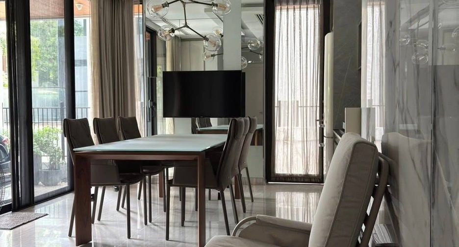 For sale 4 bedrooms house in Lat Phrao, Bangkok