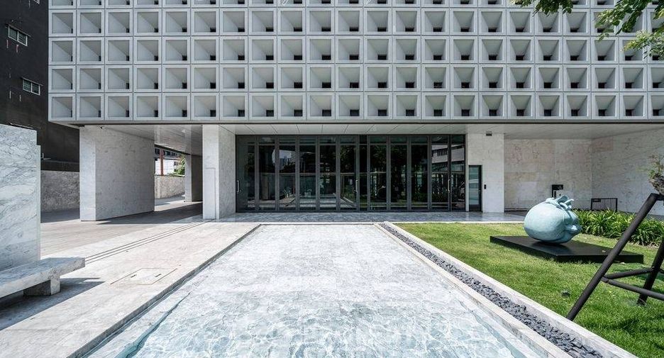 For sale 2 ベッドルーム condo in Khlong Toei, Bangkok