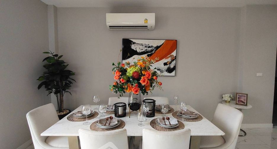 For sale 4 bedrooms townhouse in Mueang Samut Sakhon, Samut Sakhon