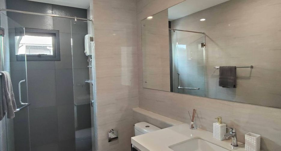 For sale 4 bedrooms townhouse in Mueang Samut Sakhon, Samut Sakhon