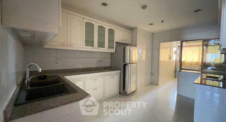 For sale 3 bedrooms condo in Watthana, Bangkok