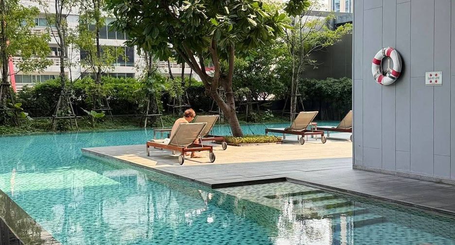 For sale 3 bedrooms condo in Khlong Toei, Bangkok