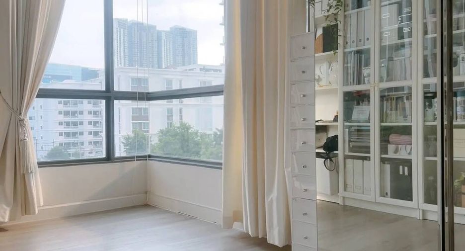 For sale 2 bedrooms condo in Phra Khanong, Bangkok