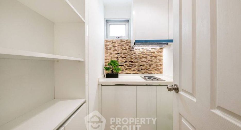 For sale 3 bedrooms condo in Huai Khwang, Bangkok