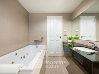 For sale 3 bedrooms condo in Huai Khwang, Bangkok