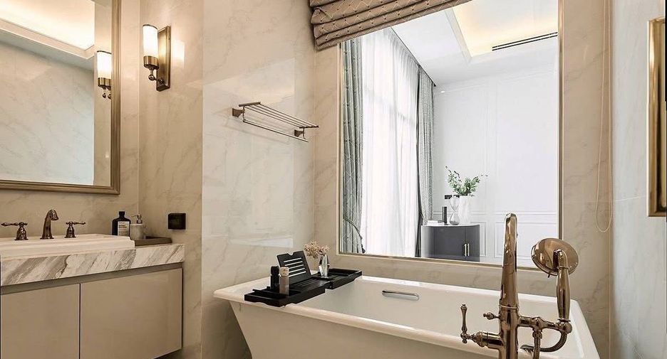 For sale 4 bedrooms townhouse in Watthana, Bangkok