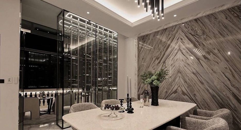 For sale 4 bedrooms townhouse in Watthana, Bangkok
