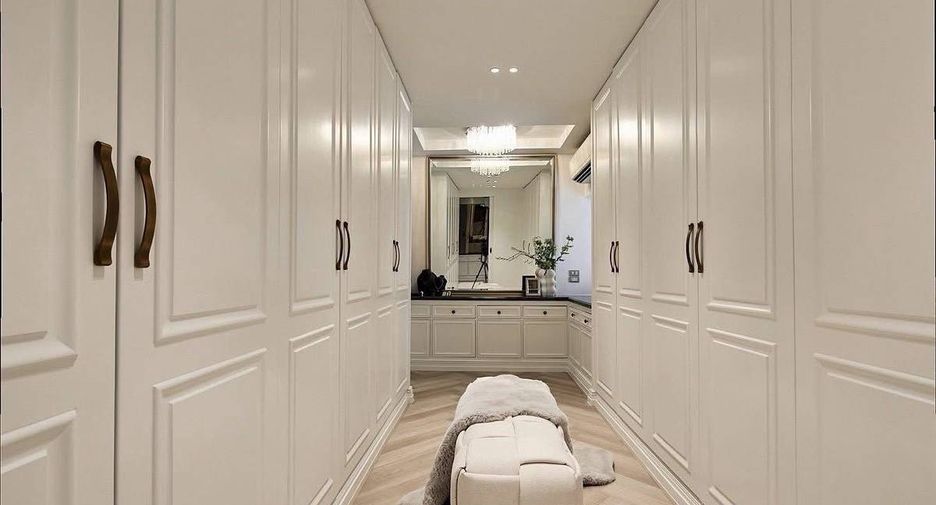 For sale 4 bedrooms townhouse in Watthana, Bangkok