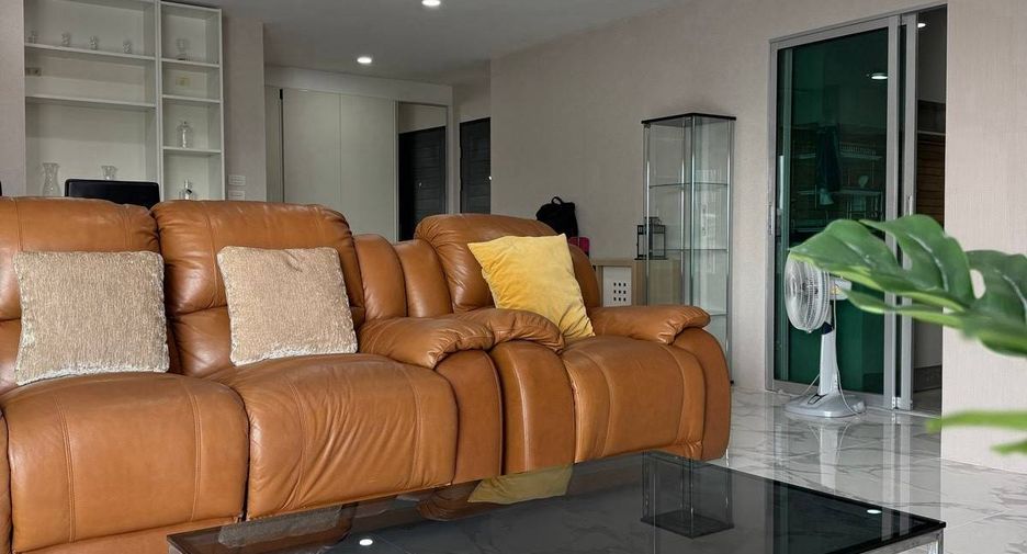 For rent and for sale 2 bedrooms condo in Huai Khwang, Bangkok