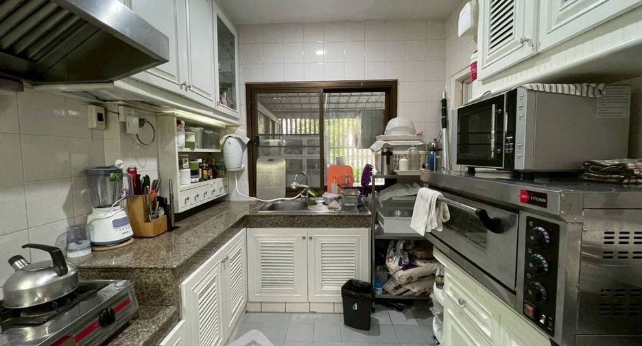 À vendre 5 chambres maison de ville à Bang Lamung, Chonburi