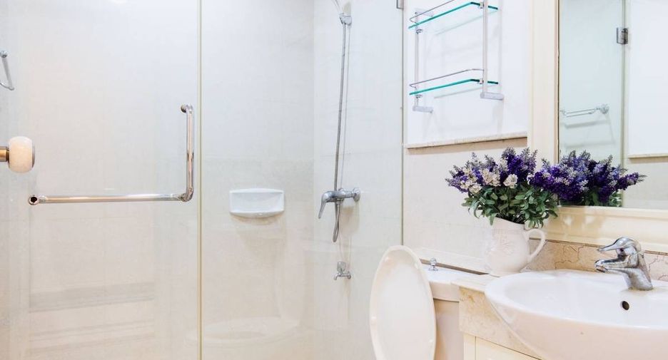 For sale 3 bedrooms condo in Khlong Toei, Bangkok