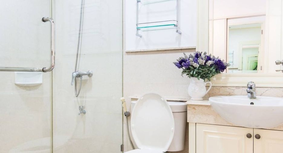 For sale 3 bedrooms condo in Khlong Toei, Bangkok