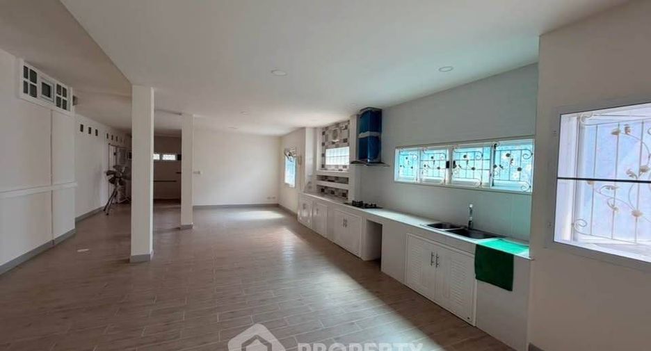 For sale 4 bedrooms house in Phanat Nikhom, Chonburi