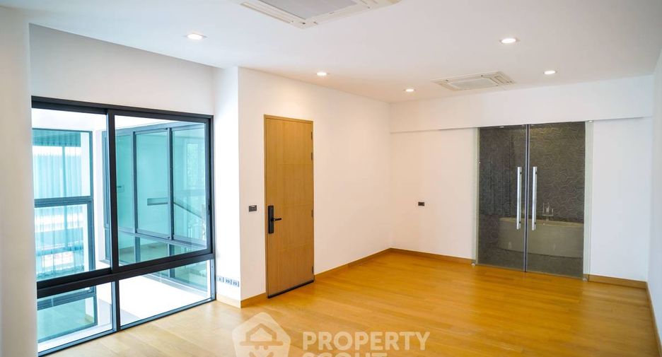 For sale 3 bedrooms house in Wang Thonglang, Bangkok