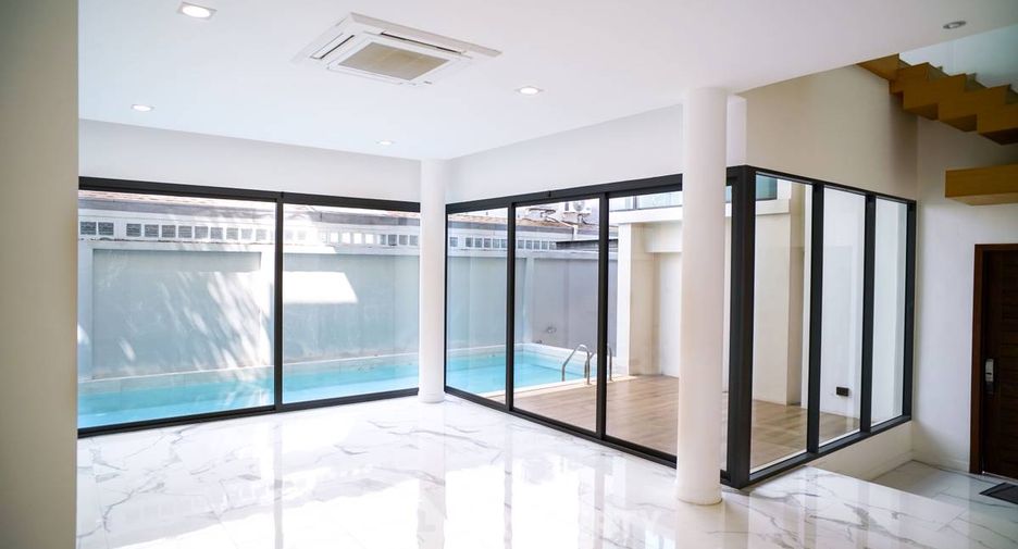 For sale 3 bedrooms house in Wang Thonglang, Bangkok