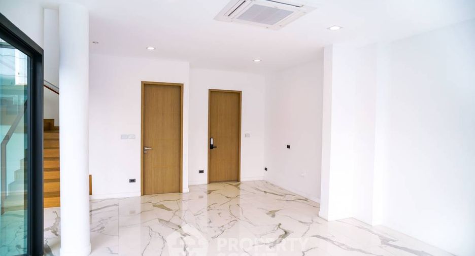 For sale 3 bedrooms house in Wang Thonglang, Bangkok