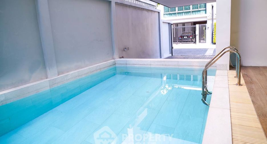For sale 3 bedrooms house in Wang Thonglang, Bangkok