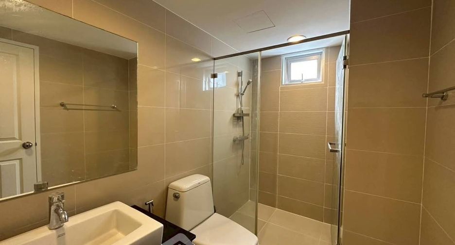 For sale 2 bedrooms condo in Huai Khwang, Bangkok