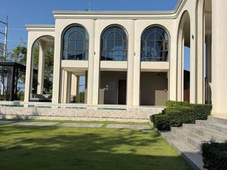 Villa en alquiler y en venta de 4 habitaciones en Bang Lamung, Chonburi