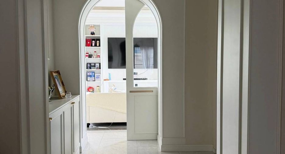 For rent and for sale 4 bedrooms villa in Bang Lamung, Chonburi