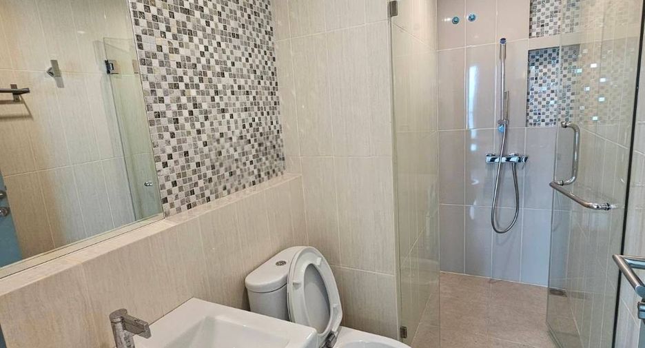 For rent and for sale 2 bedrooms condo in Huai Khwang, Bangkok