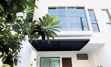 Casa adosada en venta de 3 habitaciones en Phra Khanong, Bangkok