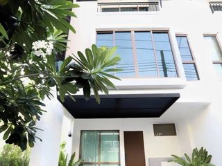 For sale 3 bedrooms townhouse in Phra Khanong, Bangkok