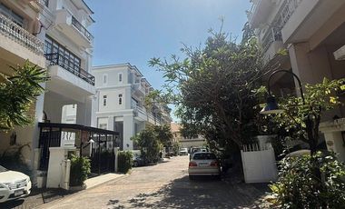 Reihenhaus zum Kauf mit 3 Zimmer in Phra Khanong, Bangkok
