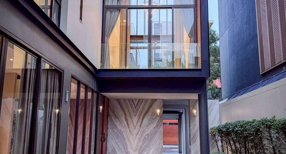 For rent and for sale 4 bedrooms house in Lat Phrao, Bangkok