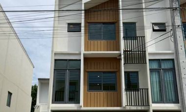 Casa adosada en venta de 3 habitaciones en Prawet, Bangkok